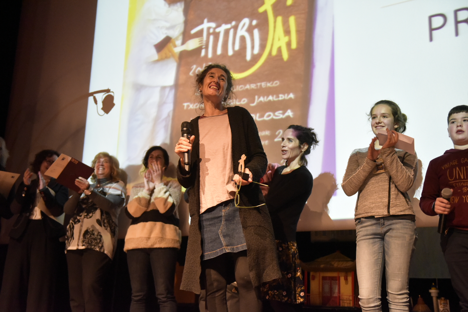 
Sonia Muñoz recoge el premio para el mejor espectáculo en el Festival de Títeres de Tolosa, 2018.